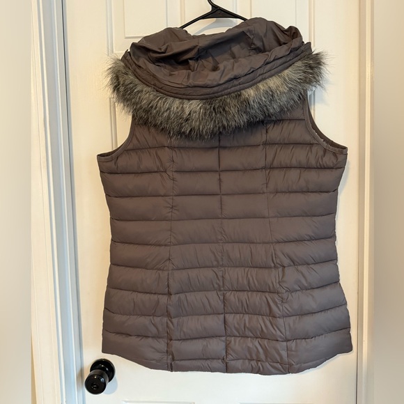 Columbia Quilted Vest with Faux Fur Trim - Picture 7 of 8